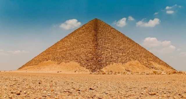 Rdeča piramida, Egipt (zgrajena okrog 2600 pr. n. št.) – visoka 105 m